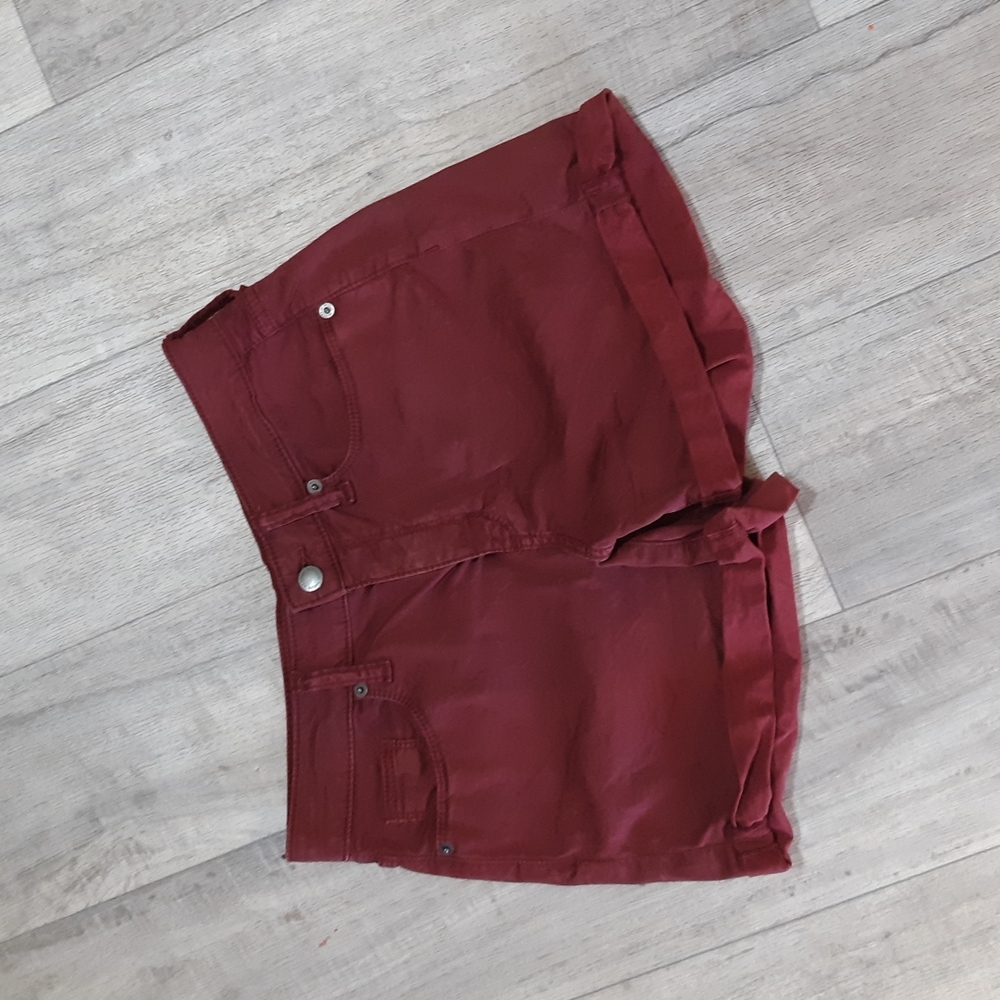 Womens Shorts sz 2 UNIVERSAL THREAD Maroon Burgundy tones high rise midi